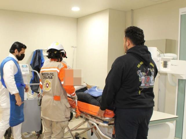 Migrantes heridos en accidente carretero en el tramo La Angostura son atendidos en el "Hospital Gómez Maza"