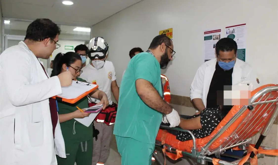 Migrantes heridos en accidente carretero en el tramo La Angostura son atendidos en el “Hospital Gómez Maza”