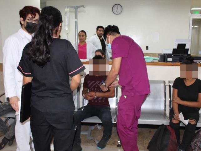 Migrantes heridos en accidente carretero en el tramo La Angostura son atendidos en el "Hospital Gómez Maza"