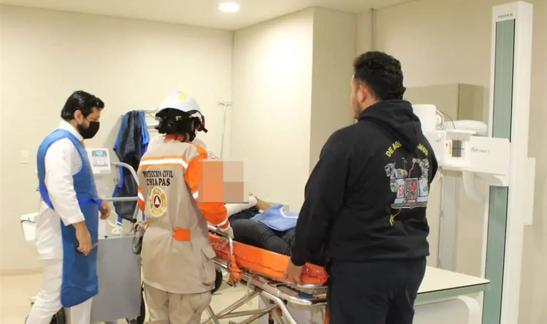 Migrantes heridos en accidente carretero son atendidos en el “Gómez Maza”