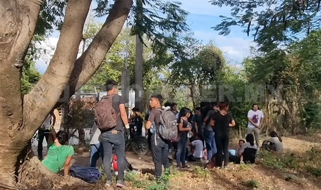 Vuelca camión con 50 migrantes; varios heridos
