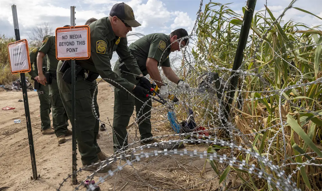 Avalan retirar alambre de púas en frontera de México