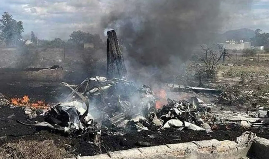 Mueren 4 personas al desplomarse avioneta