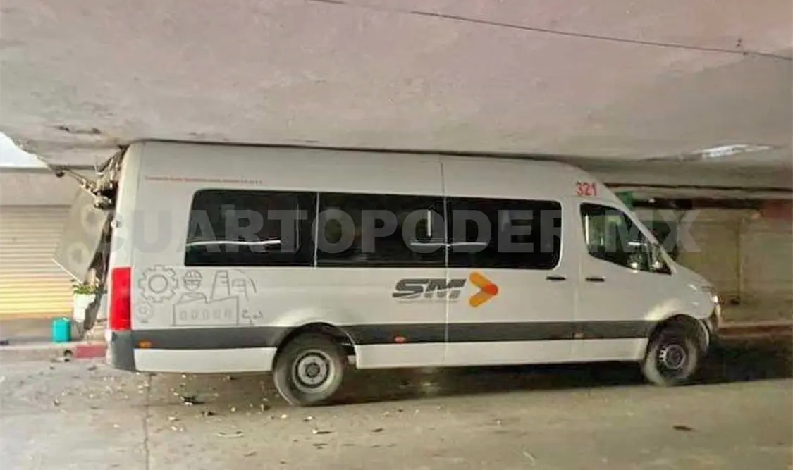 Intenta cruzar el paso a desnivel y se atora