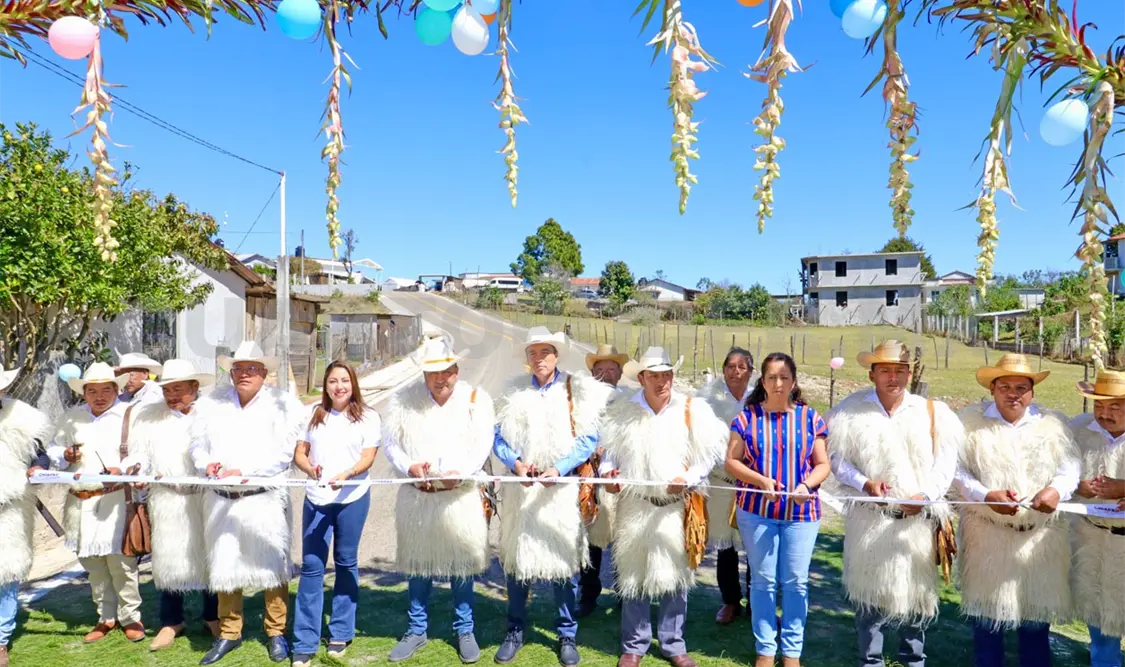 Inaugura REC construcción de camino en Chamula