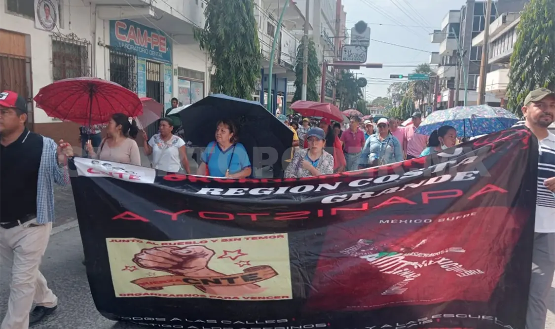 Marchan maestros para atender sus demandas