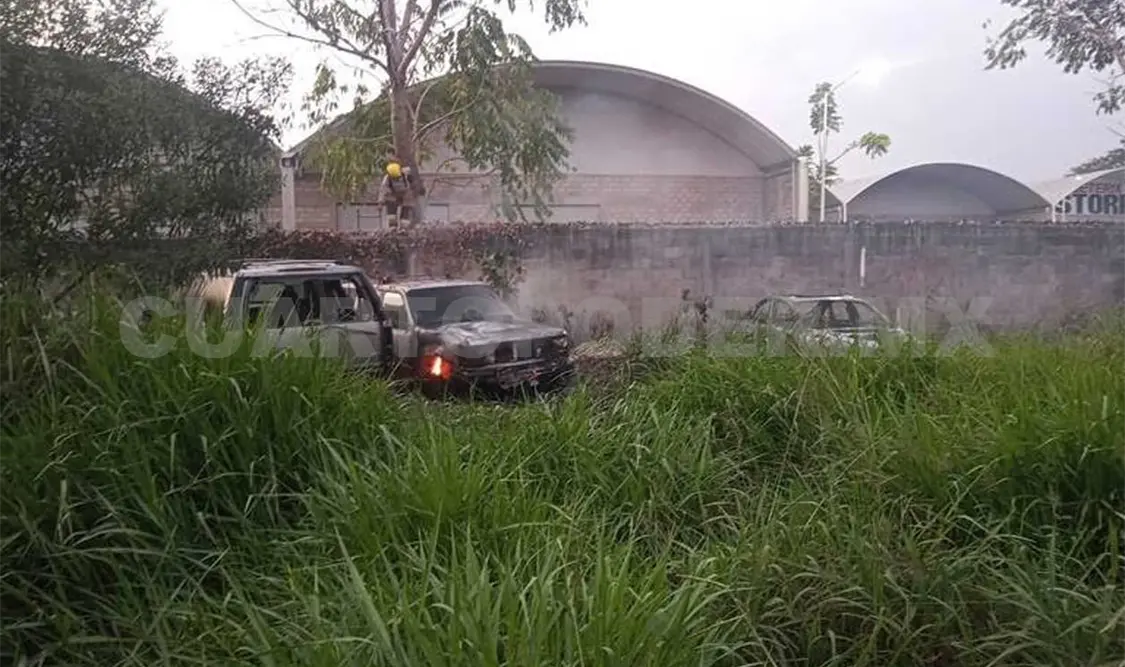 Se incendia pastizal y tres vehículos quedaron en cenizas