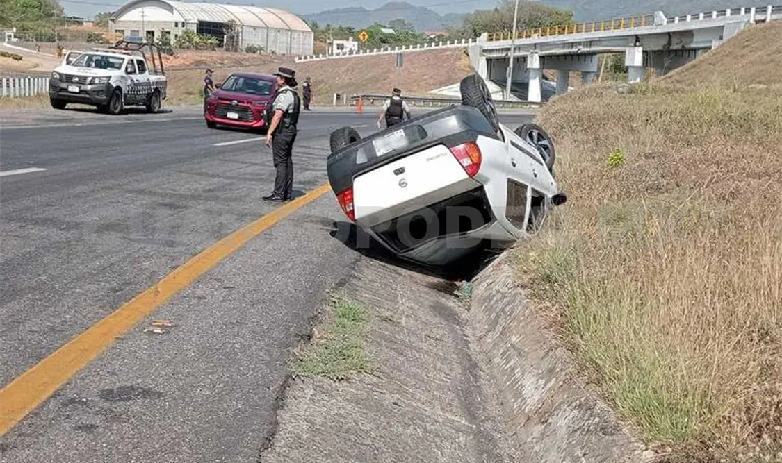 Se registra volcadura de vehículo en la Costera