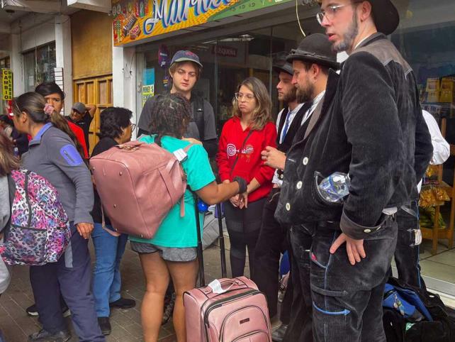 Evacuan a turistas por protestas de privatización