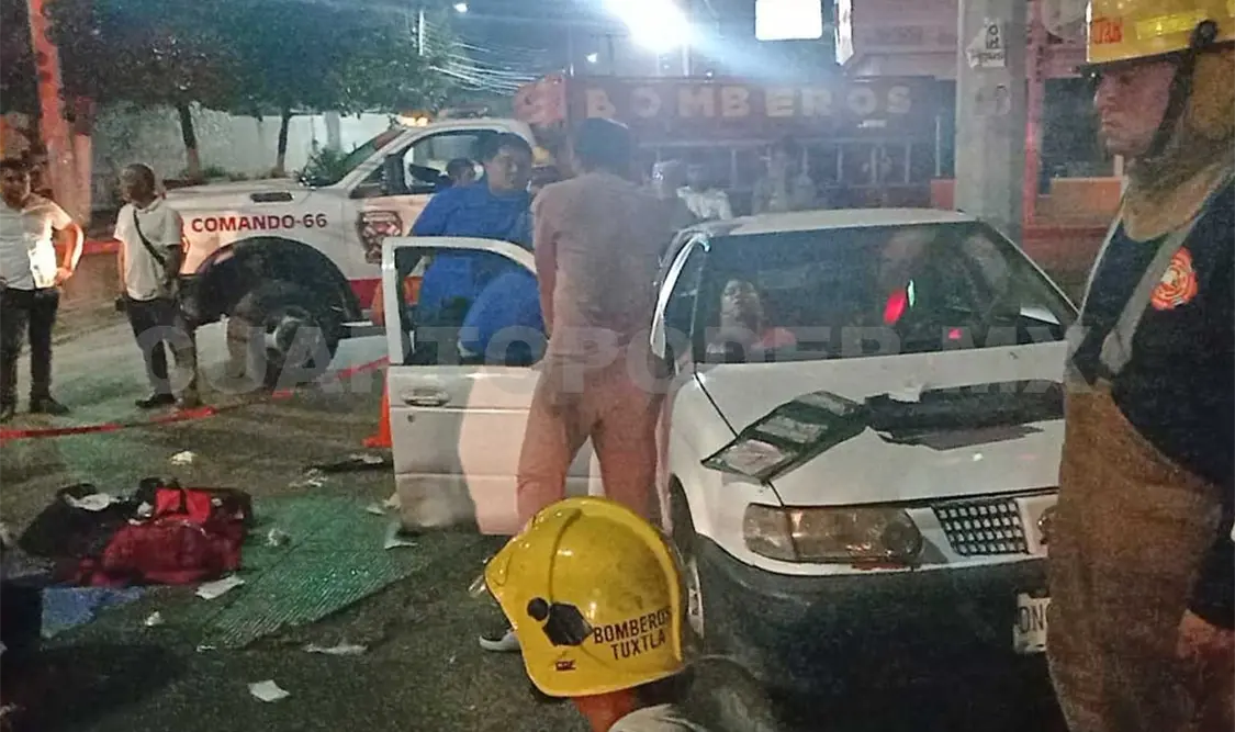 Aparatoso accidente deja tres lesionados y daños
