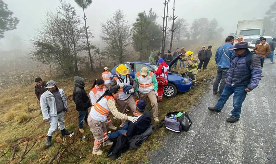 Brindan auxilio a personas ante accidente en tramo San Cristóbal de Las Casas-Ocosingo