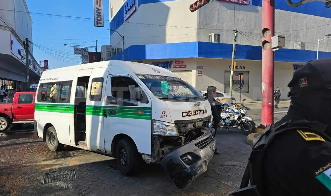 Colisionan combis y pasajera queda grave
