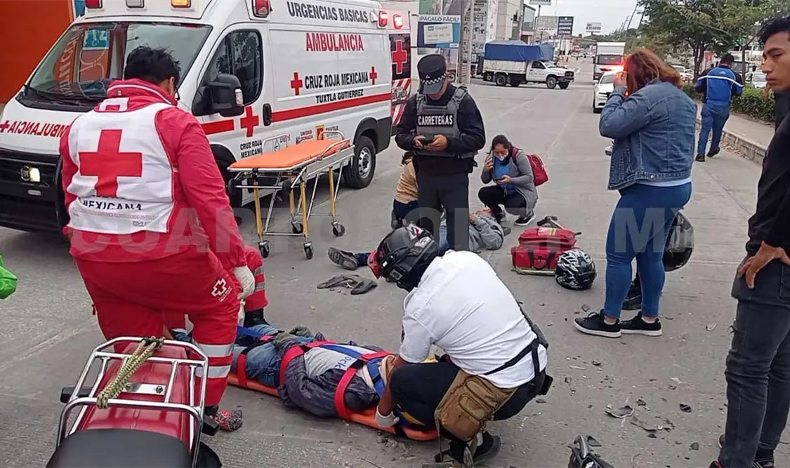 Chocan motociclistas; uno termina malherido