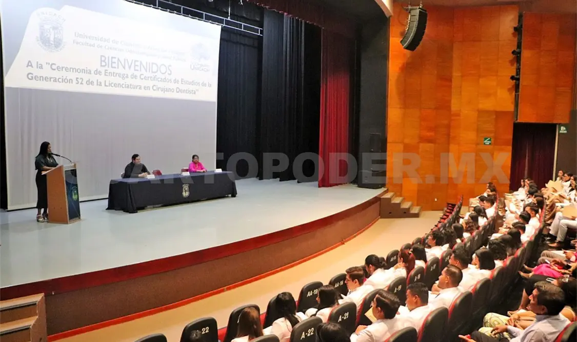 Egresan 90 estudiantes como cirujanos dentistas
