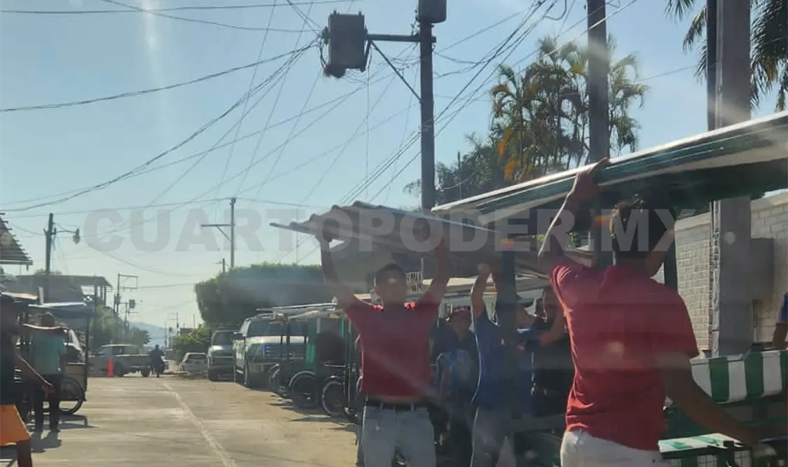 Exalcalde reparte láminas en su domicilio