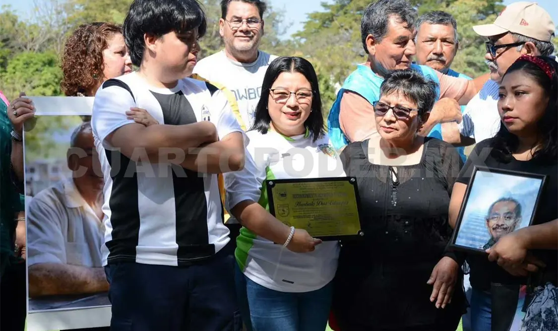 Entregan reconocimientos póstumos