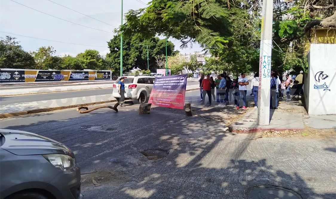 Bloquean papás el libramiento de Tuxtla