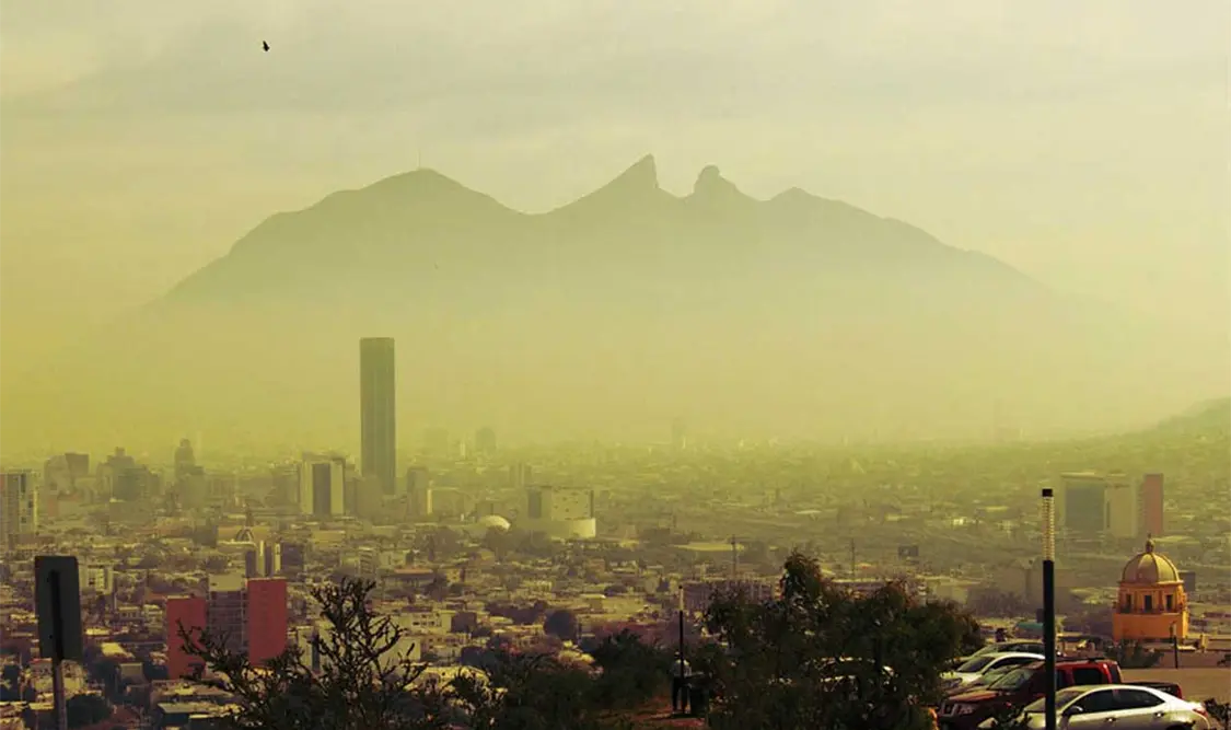 Exigen clausurar refinería por contaminante