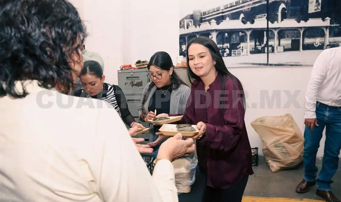 Diputados y trabajadores disfrutan de los tamales