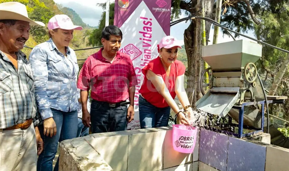 La alcaldesa interina pudo constatar personalmente la llegada del agua. Cortesía