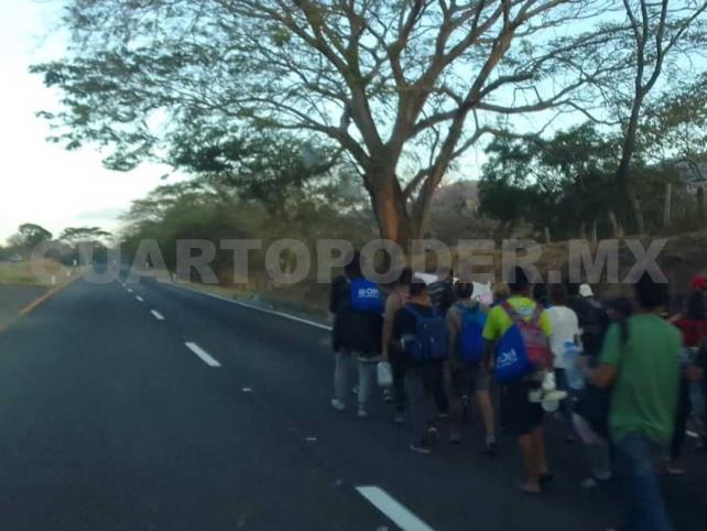 Arriba caravana migrante al municipio de Arriaga