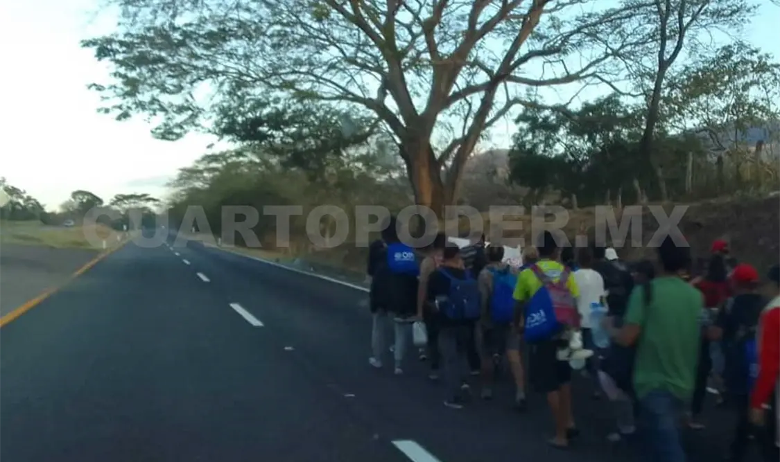 Arriba caravana migrante al municipio de Arriaga