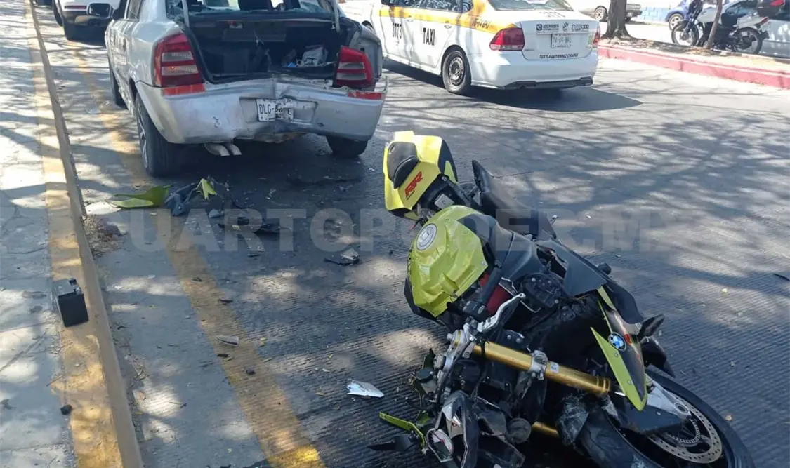 Motorista se impacta contra un automóvil