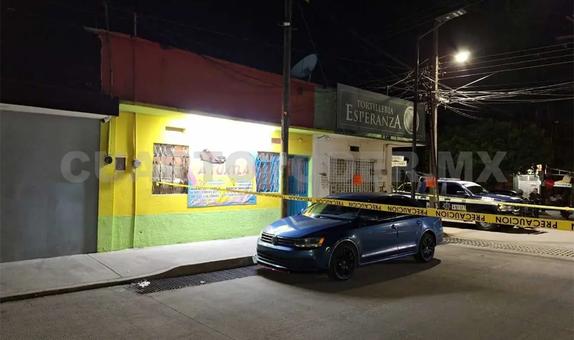 Muere al dispararse dentro de un vehículo