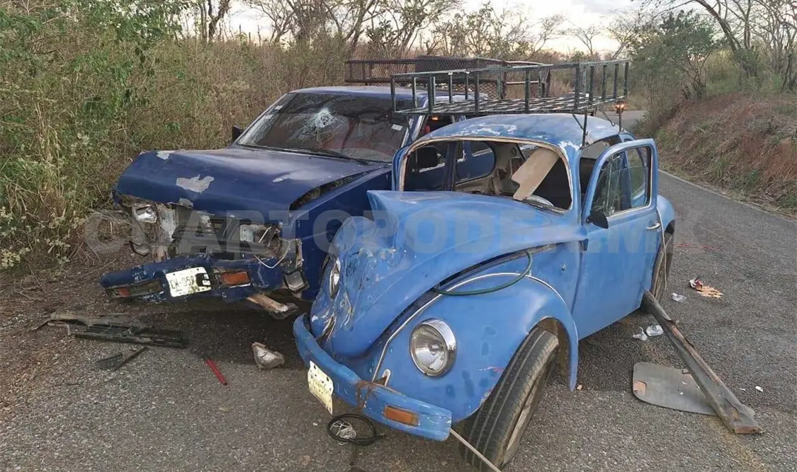 Vocho invade el carril contrario; choca con pickup