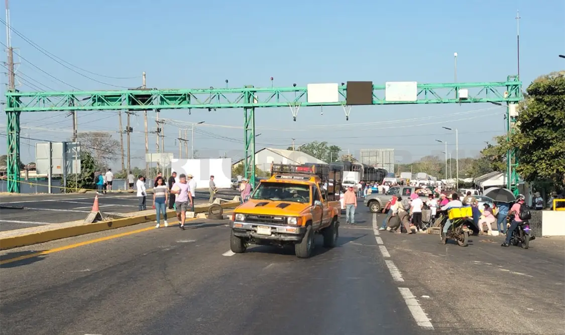 Presionan maestros con bloqueo carretero