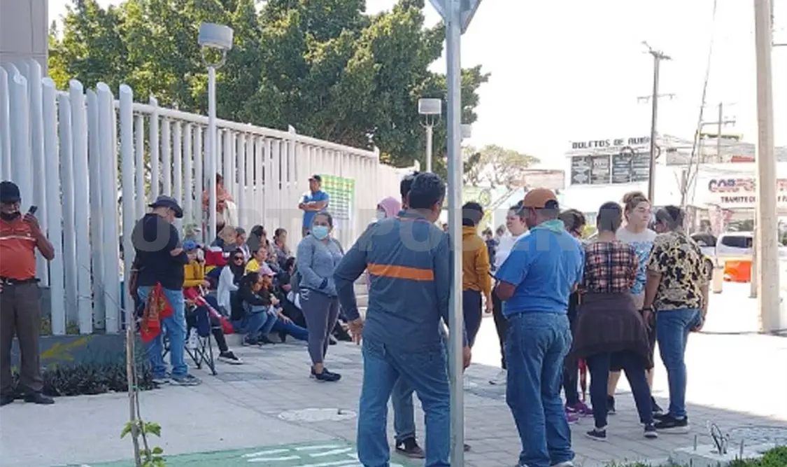Administrativos se plantan en instalaciones de la Torre