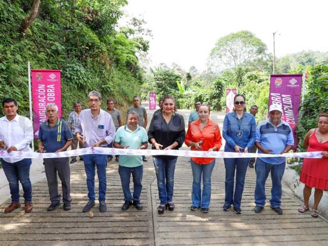 Inauguran pavimentación en ejido El Manacal