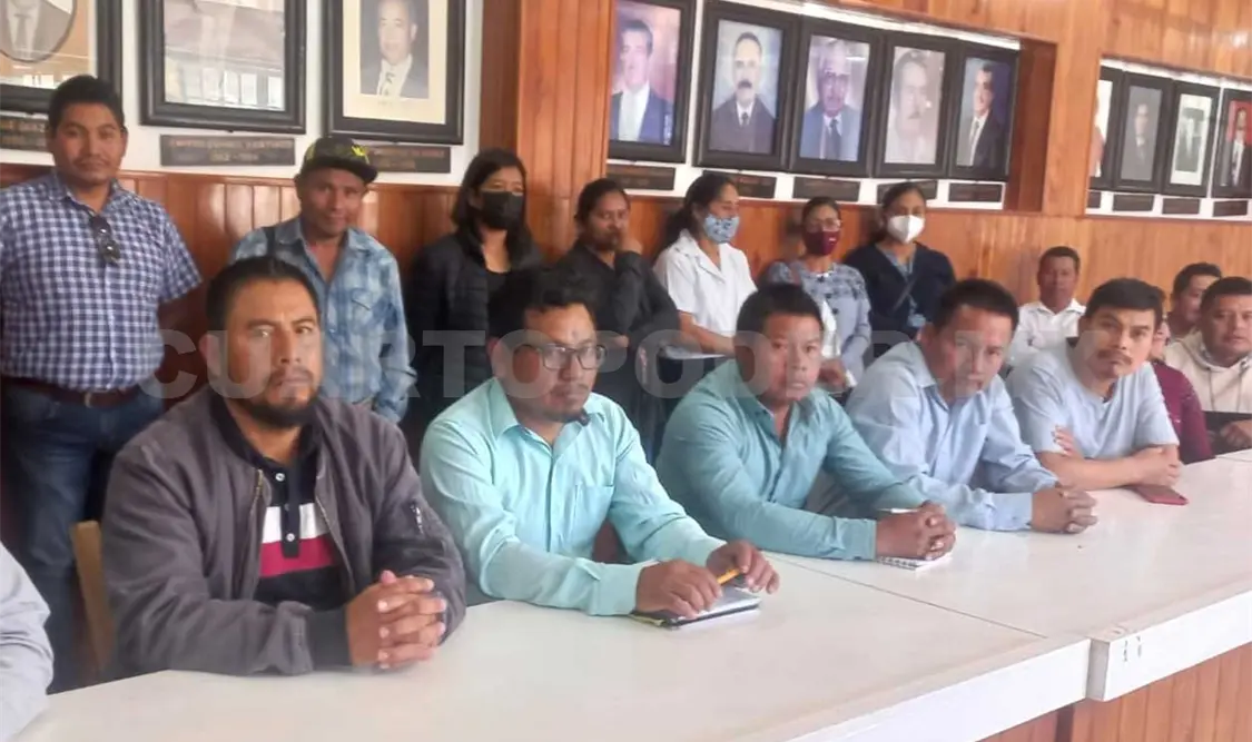 Dejan plantado a grupo de maestros del NEI