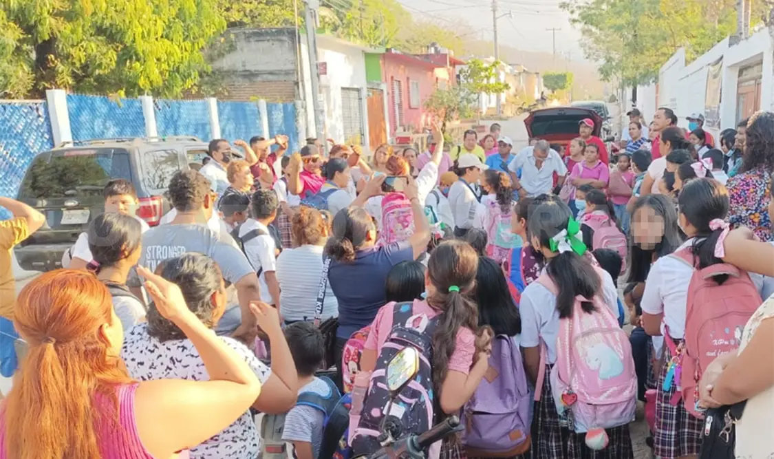 Paran labores en escuela por cuestión de dinero