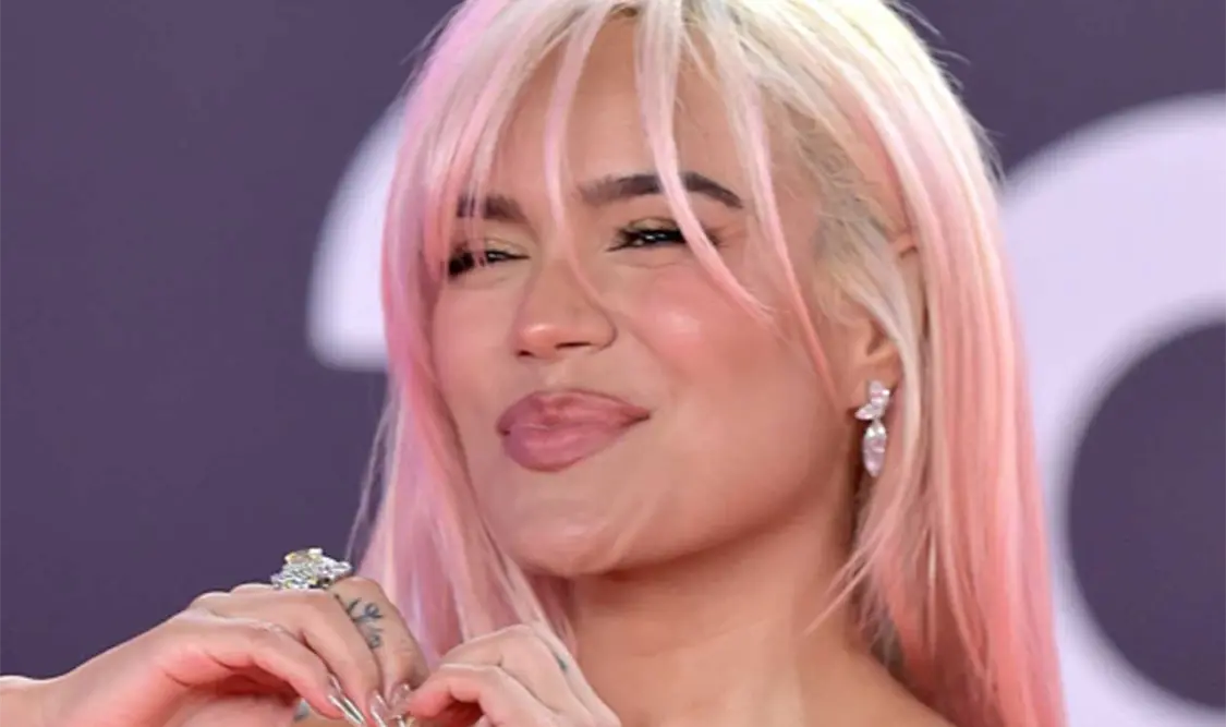 Karol G pinta de rosa el Azteca