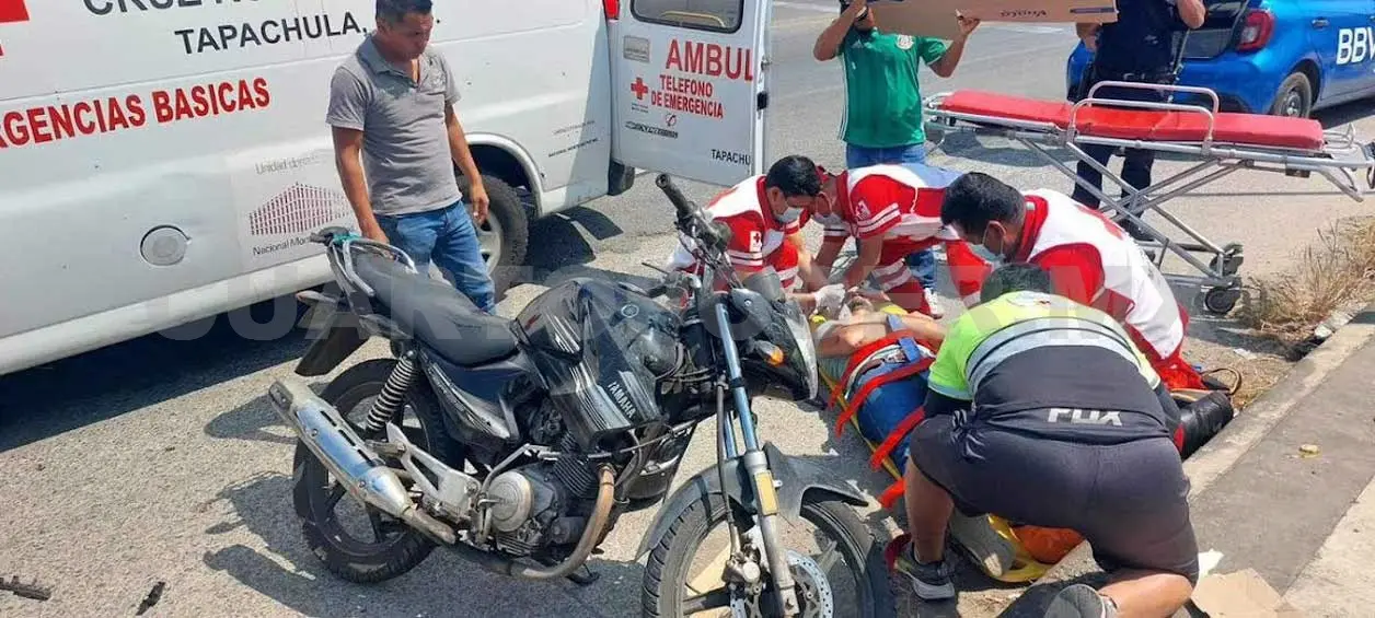 Grave motociclista al ser arrollado por una Honda CR-V