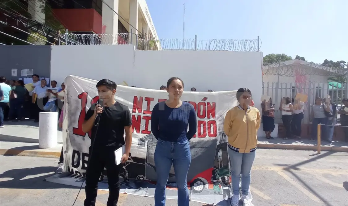 Normalistas protestan en la Secretaría de Educación