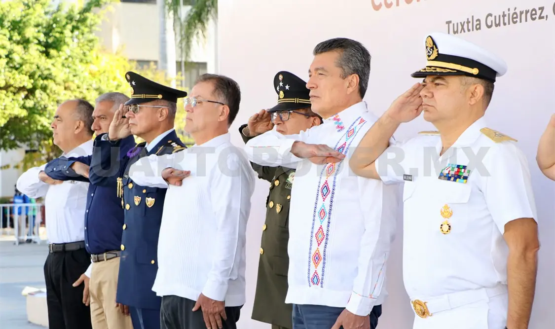 Encabeza REC honores a la bandera en la plaza central