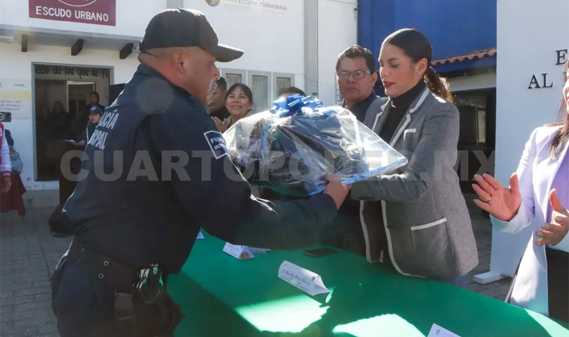 Entregan uniformes y equipo a la policía