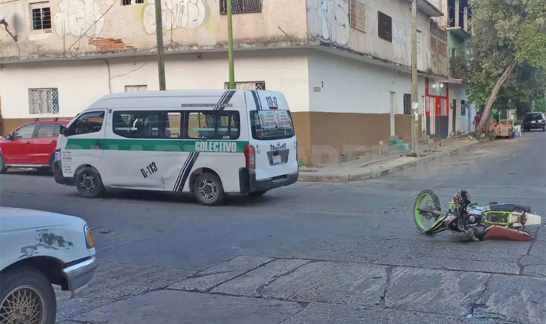 Termina lesionado tras ser arrollado por combi