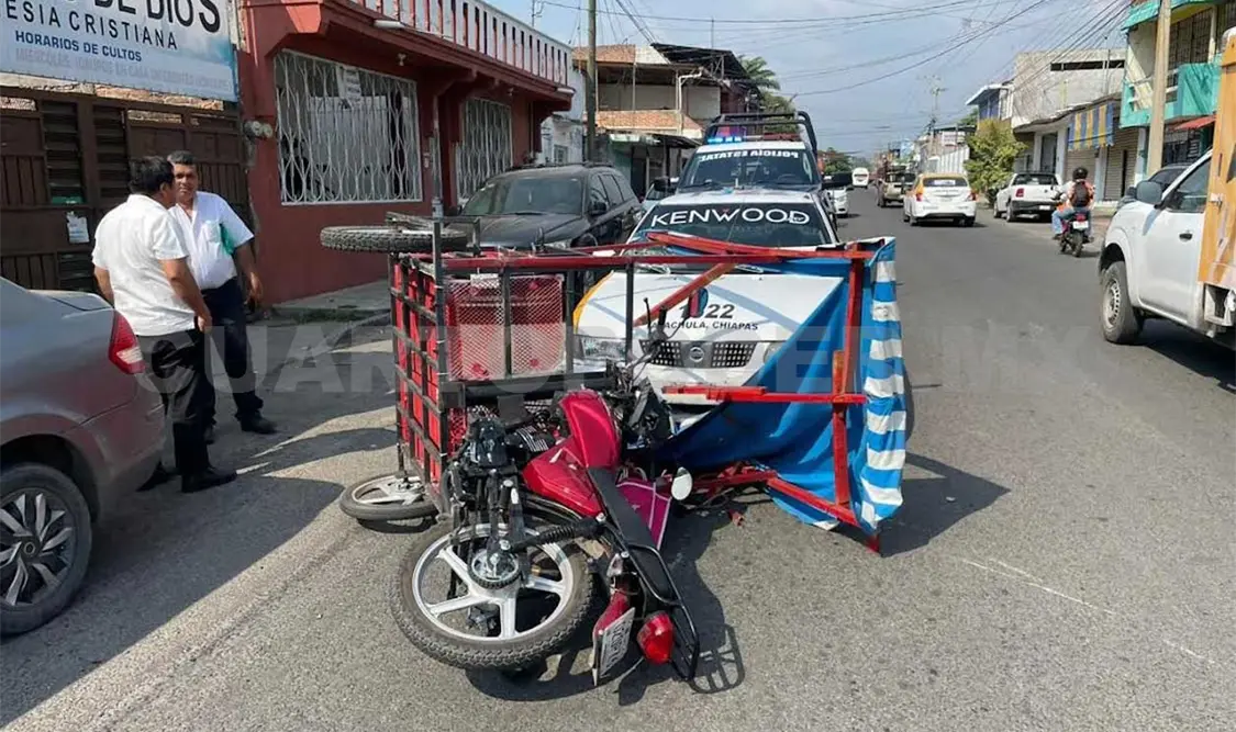 Mototriciclo choca contra taxi y vuelca