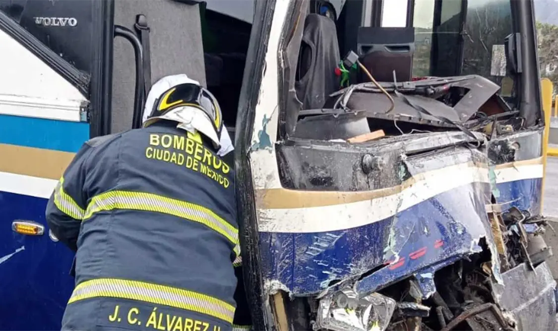 Impactaron a dos unidades de pasajeros en autopista. Cortesía