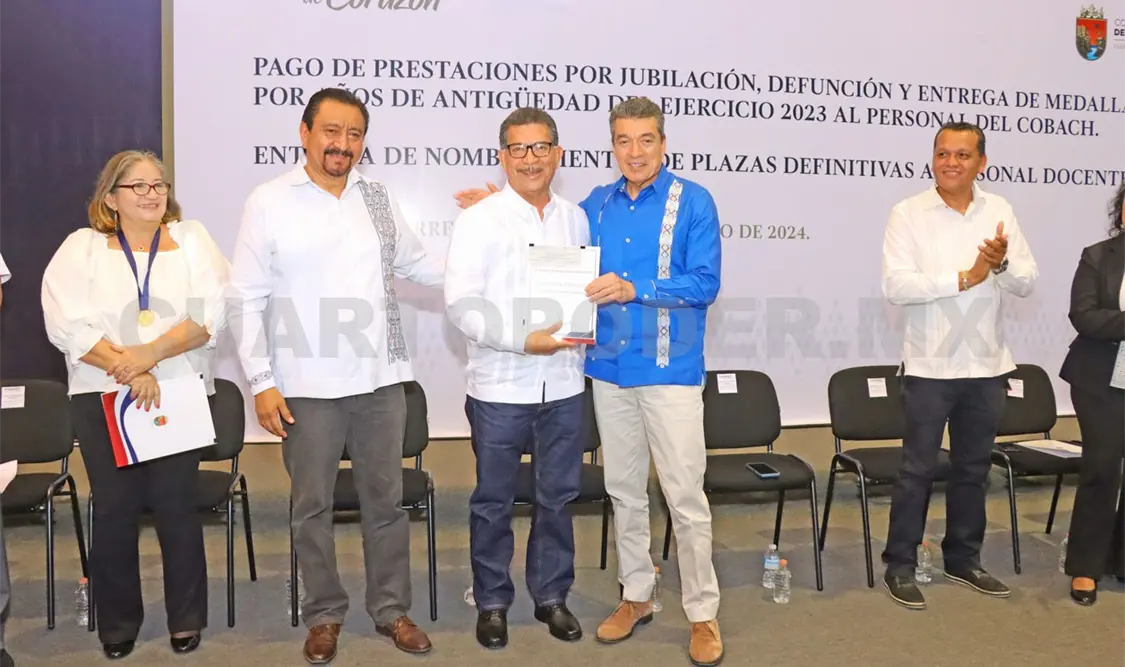 Entregan pagos y medallas a personal del Cobach