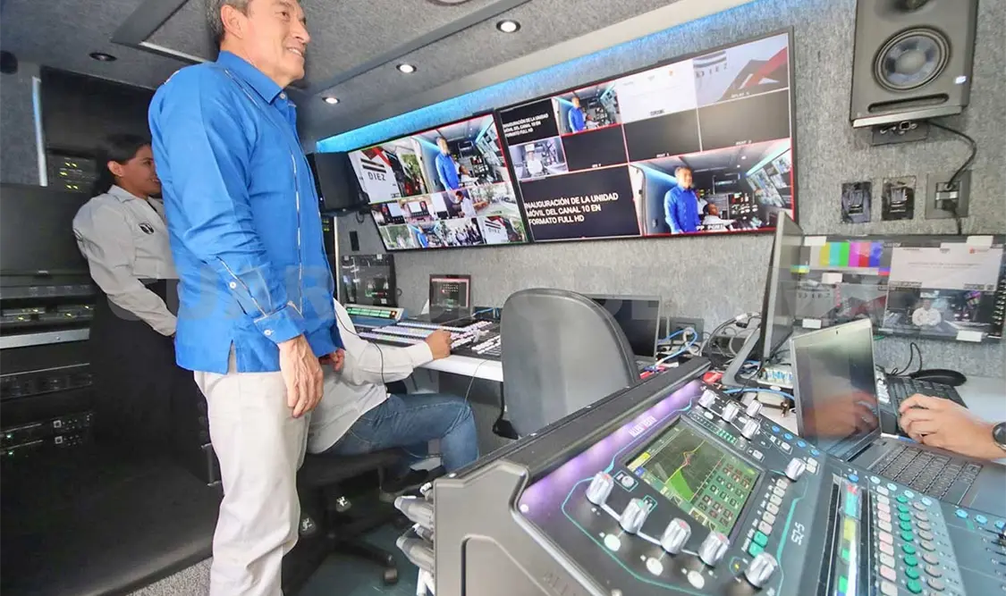 Inaugura REC moderna unidad móvil de Canal 10