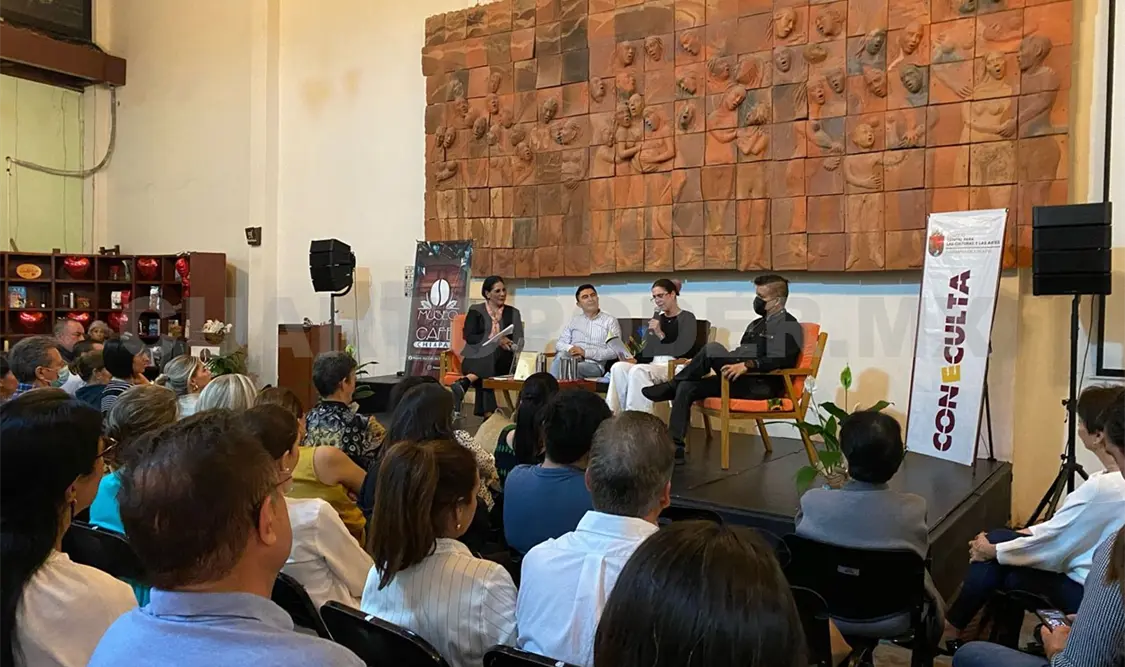 Presenta Ibarra ópera prima “Gotas de adelfa”