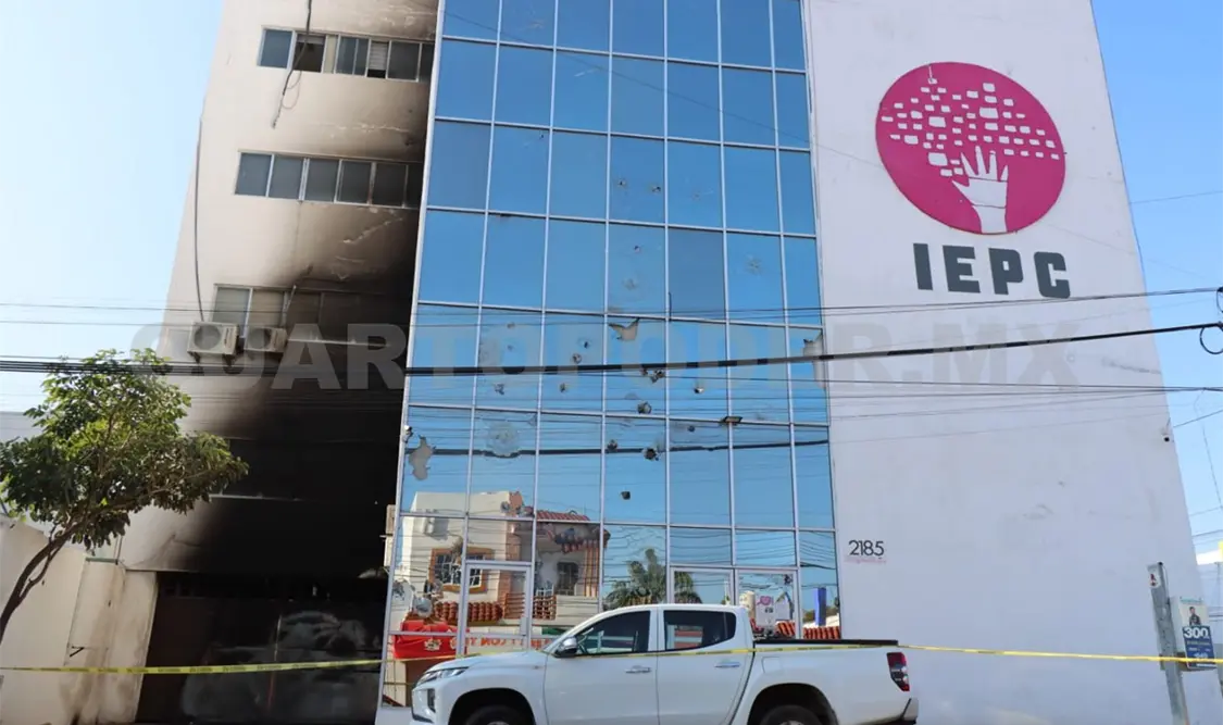Con pasamontañas, sujetos atacan IEPC