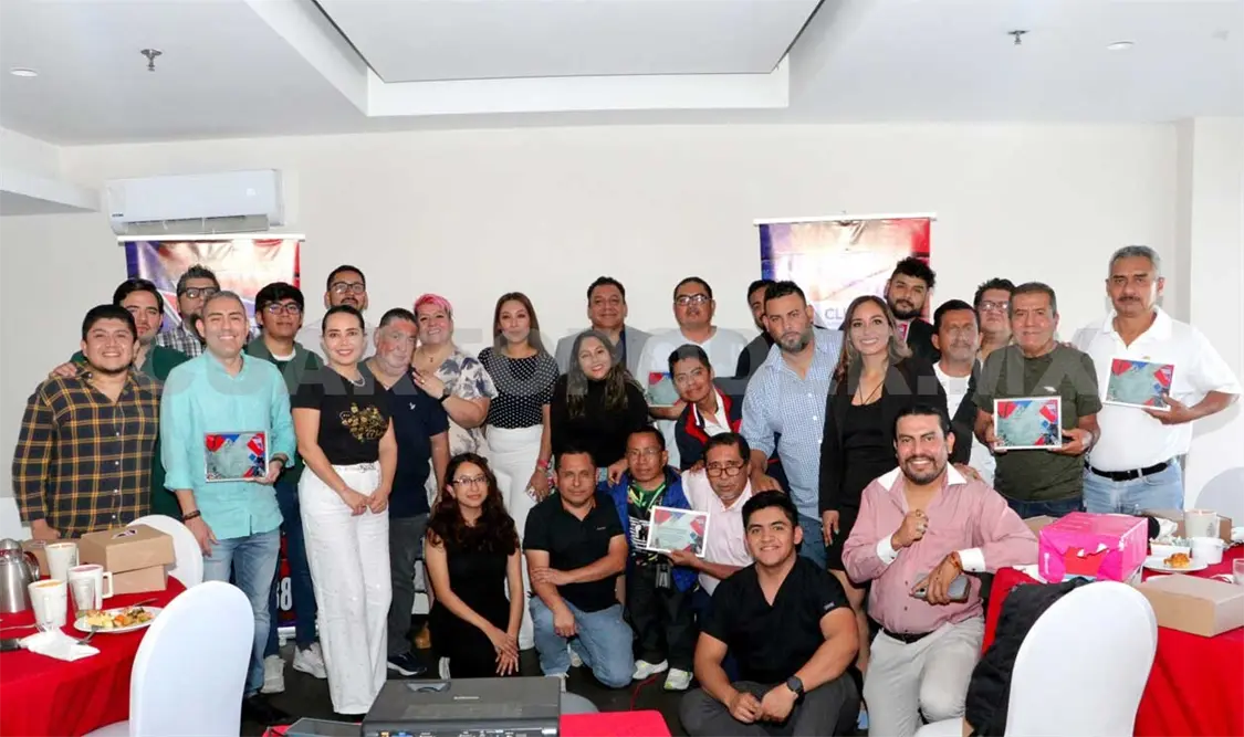 Brindan reconocimiento a cronistas deportivos