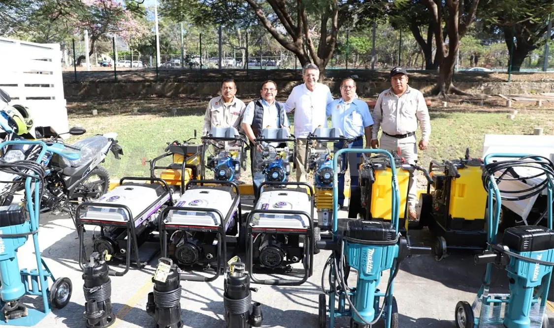 Carlos Morales entrega vehículos y maquinaria