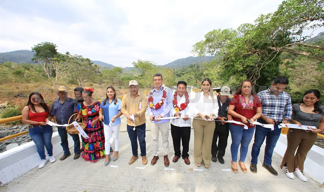 Mandatario entrega puente sobre el camino Vicente Guerrero