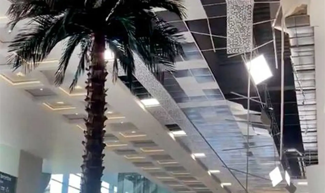 La mañana del sábado reportaron el desprendimiento de una parte del techo. Cortesía